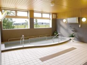 採光性に優れた広々とした浴室