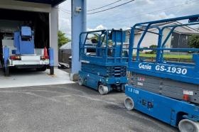高所作業車２台、エックスリフト（４台）