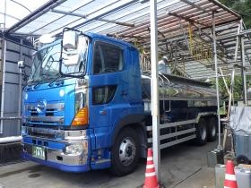 混和剤ローリー