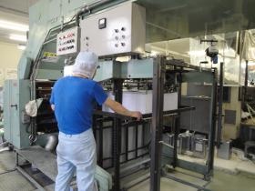 作業イメージ（板紙を微調整する様子）