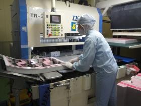 作業イメージ（トリミングマシンでの打抜作業）