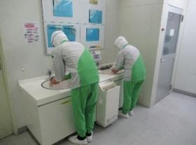 工場内に入るまで（手を洗います）