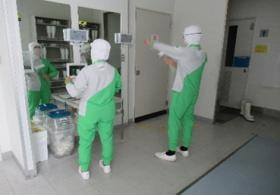 工場内に入るまで（ほこりを取ります）