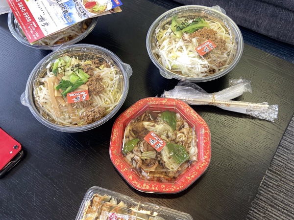 たまにはお昼をみんなで食べ日常の報告、笑い話をしています！！