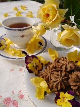 授産製品のクッキーと食用バラ