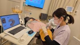 口腔内スキャナー使用で印象採得のスタッフ負担を減らしています