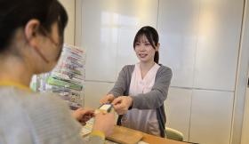 受付です。ネット予約システム等で受付業務負担を減らしています