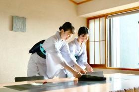 同世代の後輩が出来て、先輩も嬉しそうに教えています。