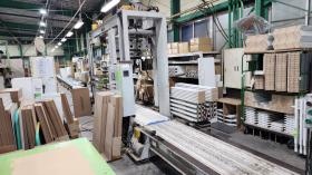 チームで連携しながら流れ作業で完成品を組み立てています。