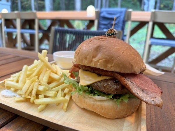 昼はカフェ、夜はカフェ＆Barとして運営しています♪食事やスイーツ、ドリンクなどの提供をお願いします！
