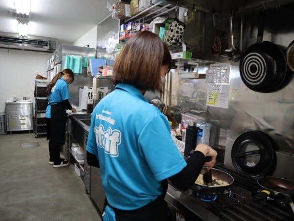 2～3名体制で運営しているので、困った時は周りのスタッフがフォローしますので、未経験の方も安心して始められます♪