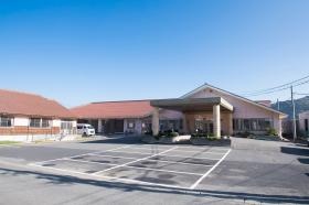 特別養護老人ホーム外観（正面玄関）