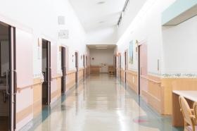 特別養護老人ホーム（明るく開放的な廊下）