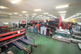 工場内の工作機械