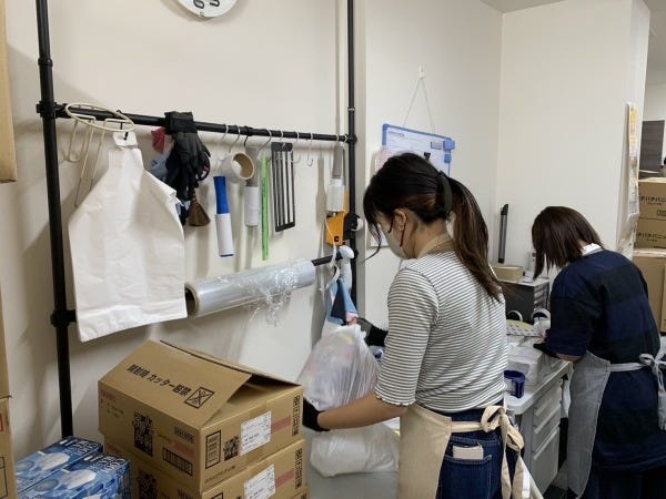 【商品配送、委託倉庫への納品業務の作業場風景】作業中もBGMが流れております♪