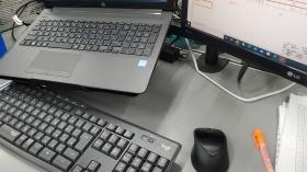 基本的にダブルモニタ／トリプルモニタ環境での作業です。