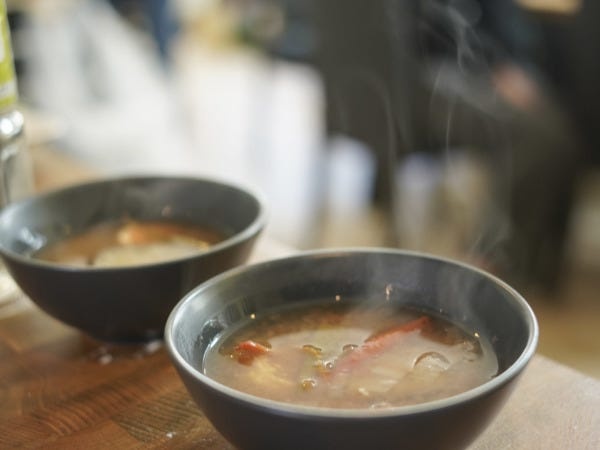 フィリピン料理シニガンの完成（社内イベント）