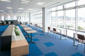 フリーアドレスの席もあり、多様な働き方に対応している