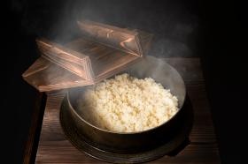 朝食の自家製米の五分搗き米