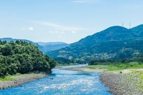 大沢野大橋から当館（中央奥）を臨む