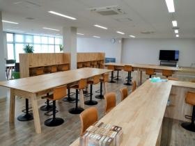 明るい展望食堂でゆったりお昼休憩