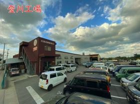 登川本店から車で３分の近場に鈑金工場があります
