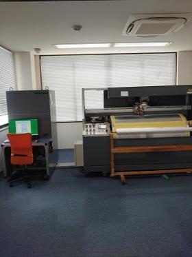 横浜工場の技術室です！巨大な印刷機があります！