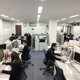 広々としたオフィスで働いています。