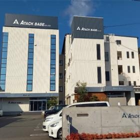 ２０１７年竣工の本社外観です。