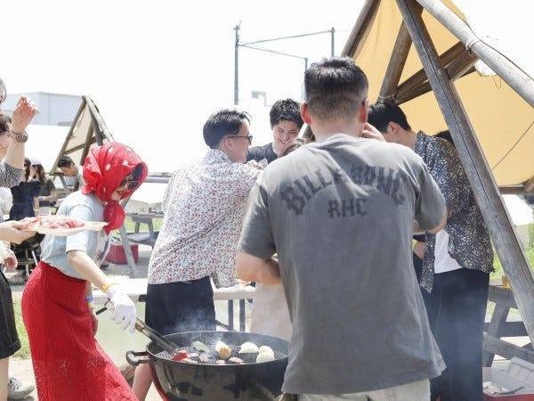 真夏に開催した豊洲BBQ☆社員みんなで汗だくになりながら肉を焼きまくり！いい思い出になりました♪※参加は任意です。