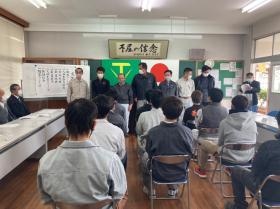 訓練学校の入校式（先生方と入校生）