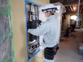 屋内の電気工事の現場施工風景２