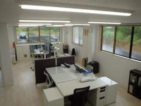 白を基調とした清潔感のある、風通しのよい明るい事務所です。