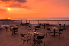 テラスから年間を通して夕陽が見れます