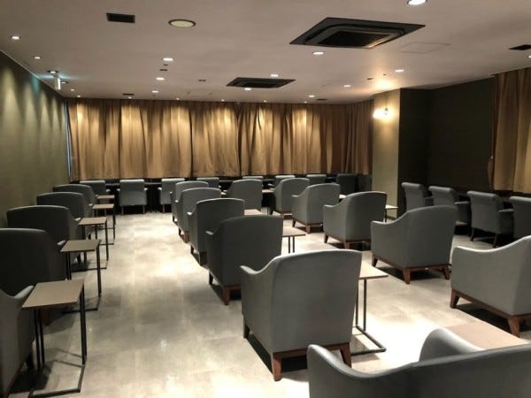 スタッフの休憩スペースです。自動販売機を併設しています。