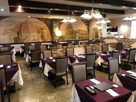 壁画と店内を飛び交うイタリア語もお楽しみください。