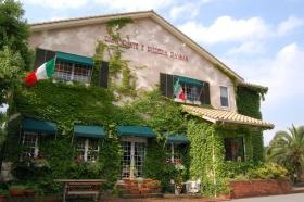 春から夏は緑、秋は赤、季節ごとのペイザンも魅力です。