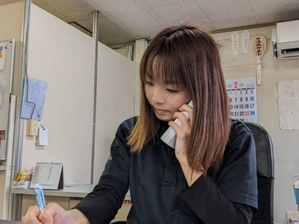 お客様の問い合わせ対応や、商品発送業務が主なお仕事です。