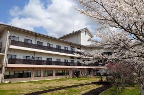 中庭から臨む施設