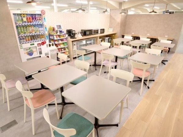 本店にはリフレッシュスペースが完備しており、コーヒーメーカーやオフィスコンビニがあります。
