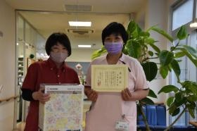 永年勤続表彰で労いと感謝を送っています。