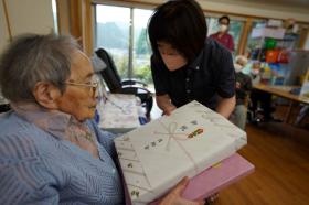 長寿のお祝いに法人からも贈り物を。
