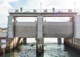 愛媛県殿管理最大の水門（波止浜水門）