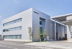 開発設計部、経営企画室等の部署が集まる岡山本社。工場併設です