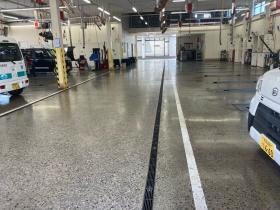 米子店サービス工場・リフト数１３基です