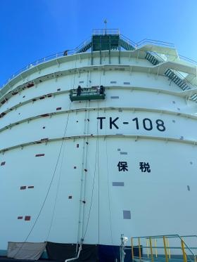 タンクの側板の塗装風景