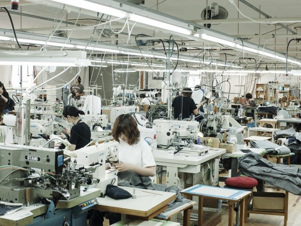 本社工場には10～70代まで幅広い年齢層のスタッフが在席