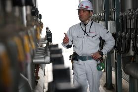 日本各地のプラントに赴き点検整備修理などを行う業務です