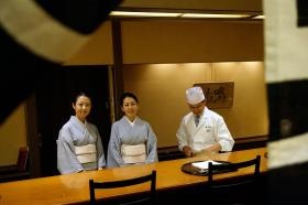 和食調理師と和服のスタッフ