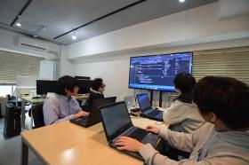 社内で会議の様子